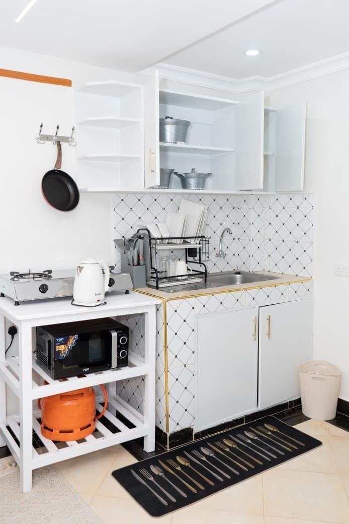 Deluxe Studio Suite | Private kitchen | Microwave, cookware/dishes/utensils