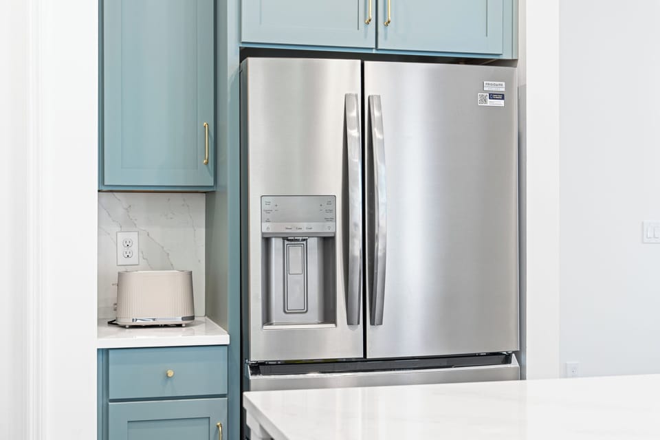 Room for a week of groceries and a coffee station ready before sunrise. Fill the fridge, stack the popsicles, and let the kitchen do its quiet work of keeping everybody fed and happy from morning until bedtime.