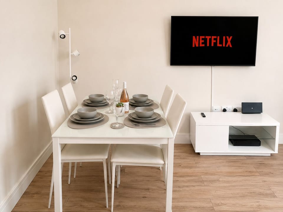 Living & dining area w/ smart TV & dbl sofa bed - Kensington flat near Hyde Park