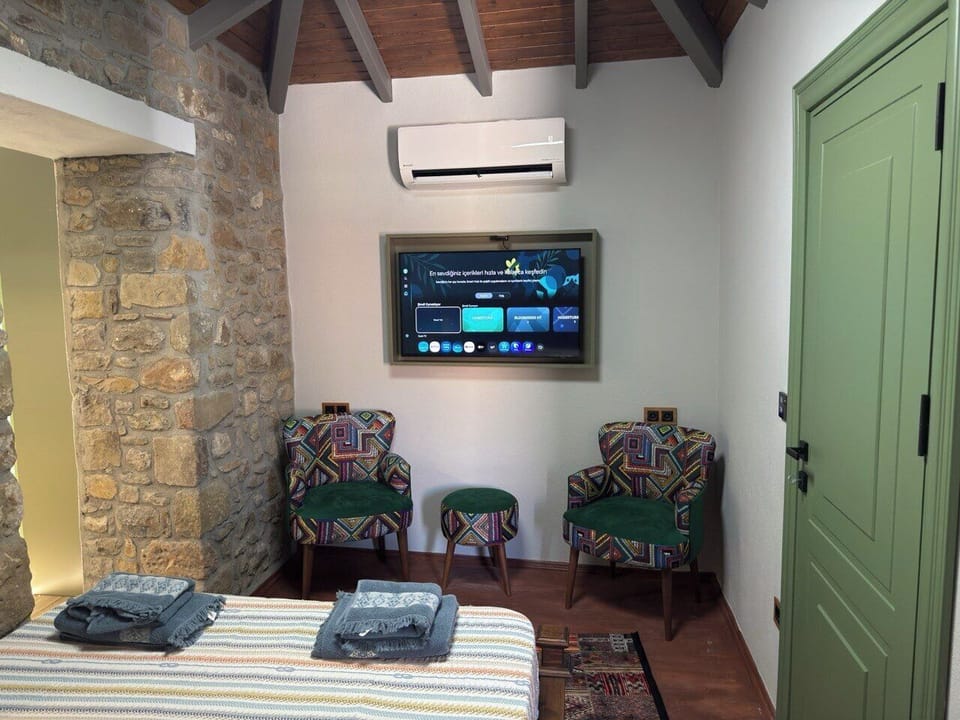 Luxury Duplex, City View | In-room safe, iron/ironing board, WiFi (free)