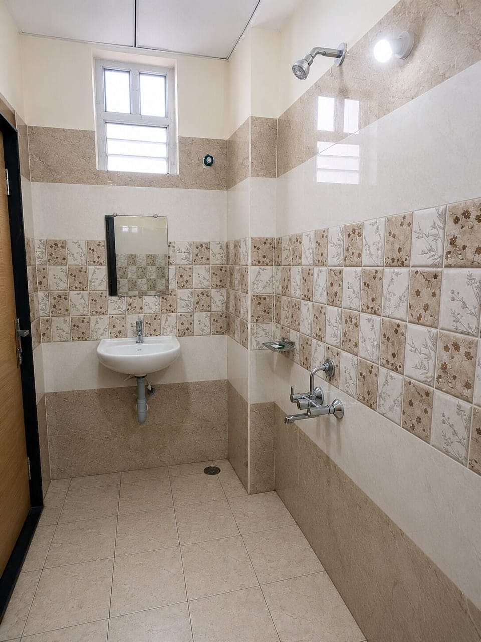Classic Double Room | Bathroom | Shower, towels, soap