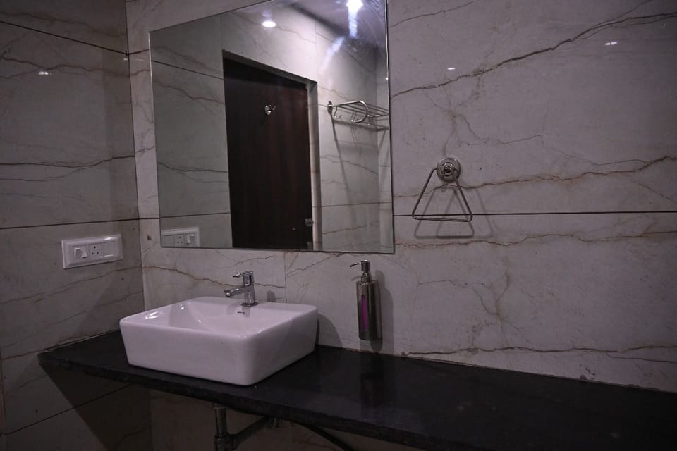 Standard Double Room | Bathroom | Towels, soap, shampoo, toilet paper