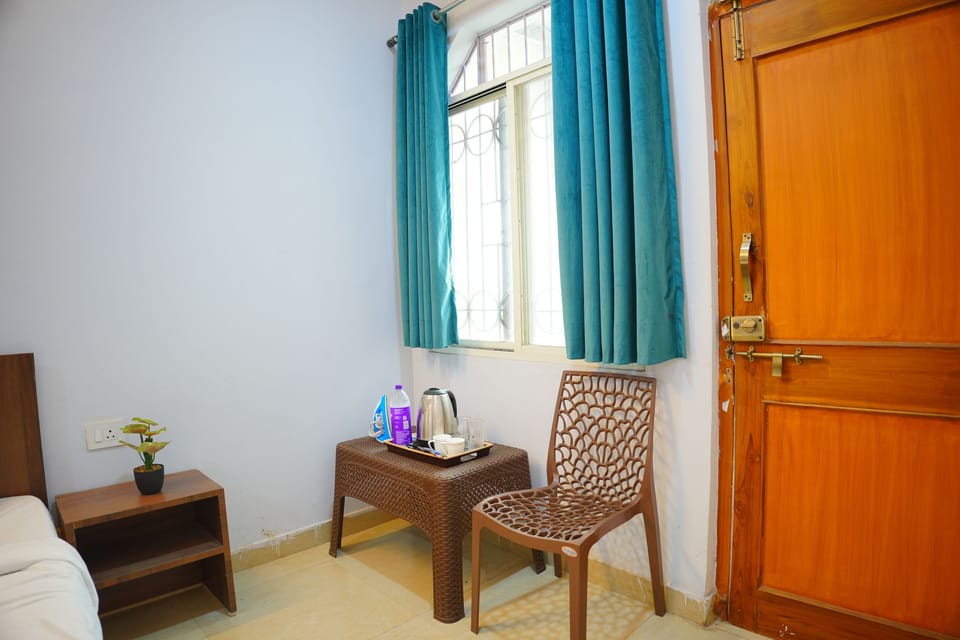 Standard Room | Desk, laptop workspace, blackout drapes, WiFi (free)