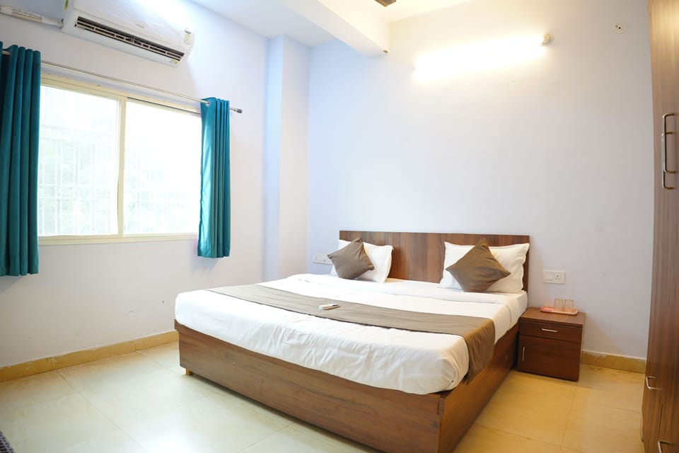 Deluxe Room | Desk, laptop workspace, blackout drapes, WiFi (free)