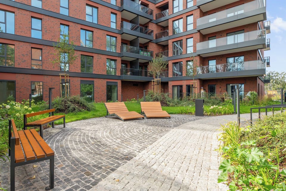 Apartament znajduje się w nowej inwestycji Kapitanat, położonej bezpośrednio nad rzeką Motławą, w centralnej części Gdańska. To nowoczesna okolica łącząca bliskość historycznego centrum z bardziej kameralnym, nadwodnym charakterem. 