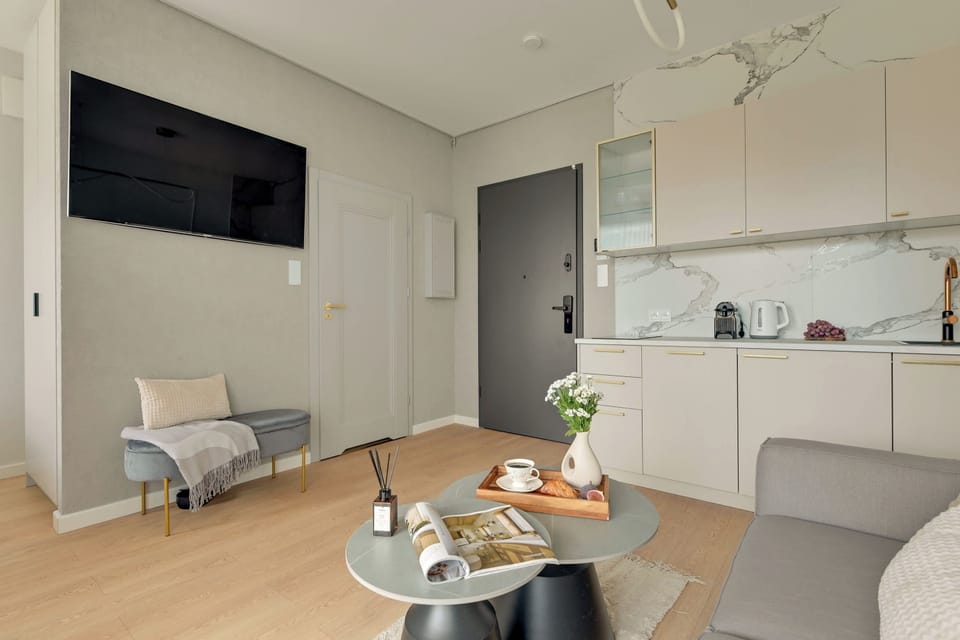 Salon jest komfortową przestrzenią do odpoczynku i relaksu. Znajduje się w nim niewielka sofa, stolik kawowy oraz Smart TV z dostępem do kanałów kablowych. W wydzielonej części sypialnianej znajduje się wygodne łóżko małżeńskie.