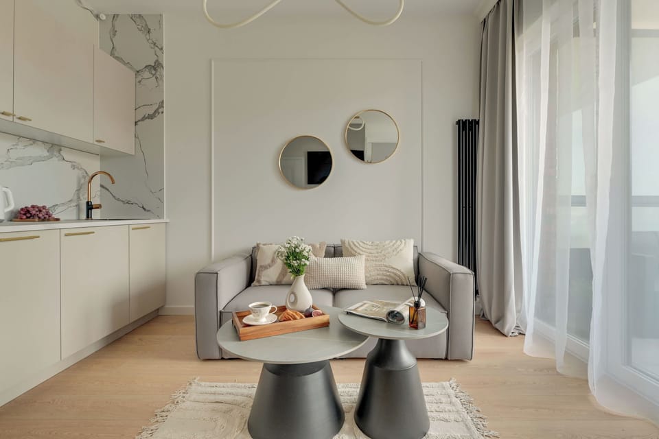 Salon jest komfortową przestrzenią do odpoczynku i relaksu. Znajduje się w nim niewielka sofa, stolik kawowy oraz Smart TV z dostępem do kanałów kablowych. W wydzielonej części sypialnianej znajduje się wygodne łóżko małżeńskie.