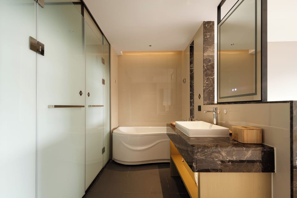 Deluxe Double Room, City View | Bathroom | Free toiletries, hair dryer, towels, soap