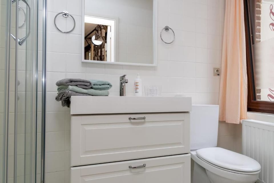 Classic Double Room | Bathroom | Slippers