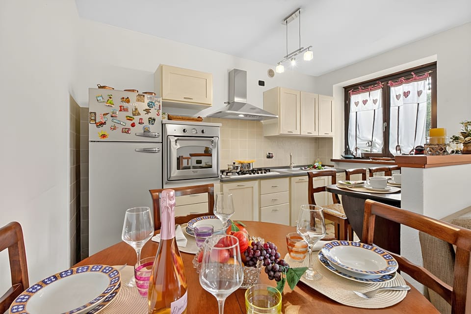 Standard Apartment, 2 Bedrooms, 2 Bathrooms (Appartamento Fior di Roccia) | Dining