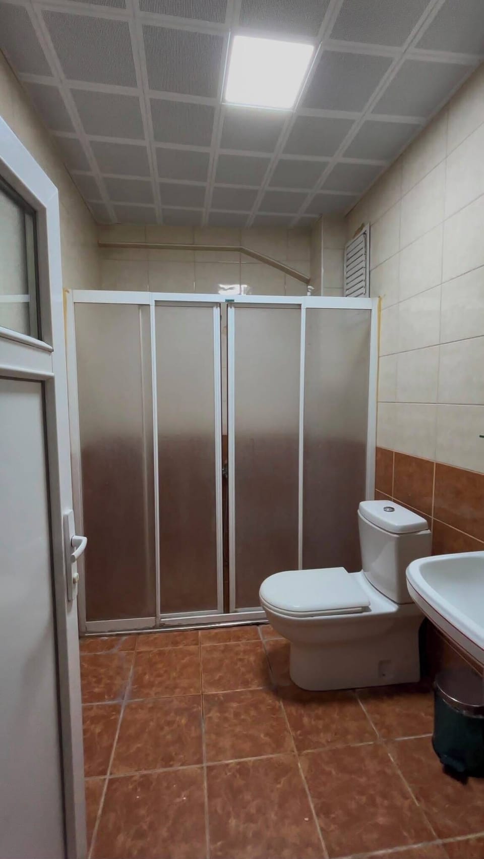 Double or Twin Room | Bathroom | Shower, hair dryer, towels, shampoo