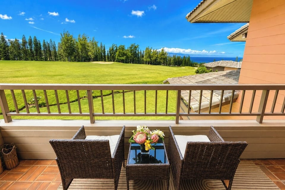 Private lanai framing sweeping fairway and Pacific Ocean views KRV-2522