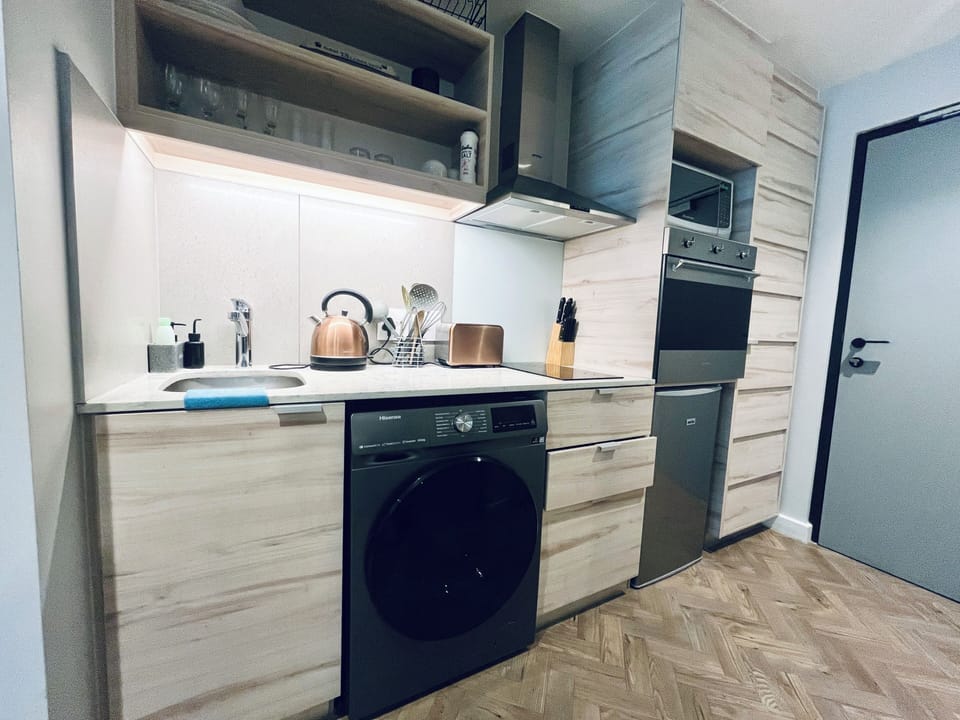 Luxury Apartment, Mountain View | Private kitchen | Full-size fridge, oven, stovetop, electric kettle