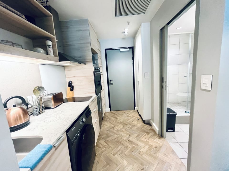Full-size fridge, oven, stovetop, electric kettle