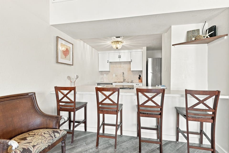 Eat-in kitchen bar seating