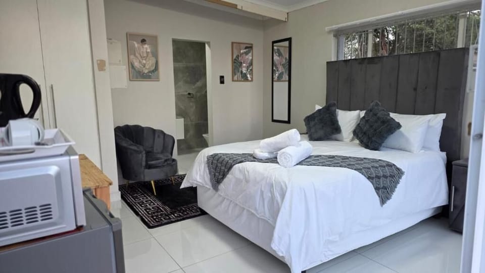 Standard Double Room, Garden View | WiFi (free)