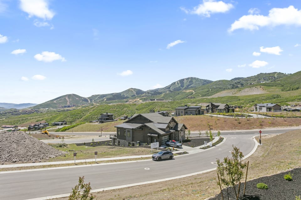 House, 4 Bedrooms | Parking
