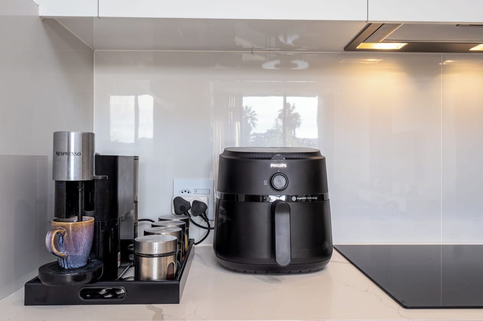 Luxury Apartment, Canal View | Private kitchen