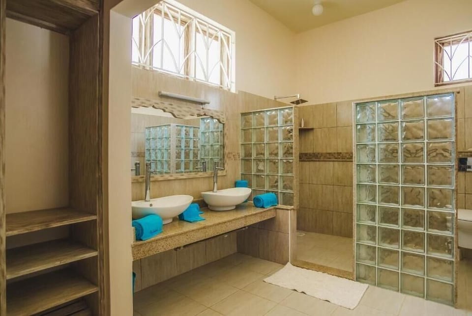 Superior Villa, Balcony, Sea View | Bathroom | Shower, free toiletries, hair dryer (on request), towels
