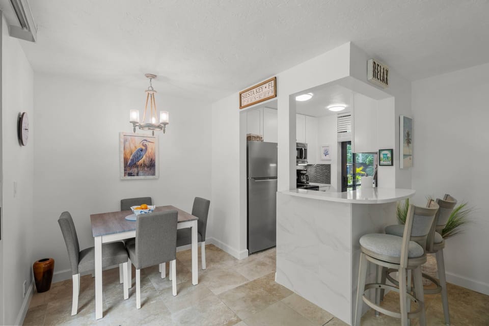 Breakfast bar with seating, the perfect space for casual meals and conversation.