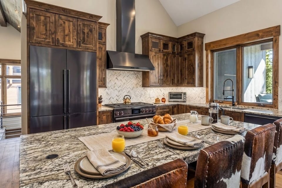 Gather Around the Island — The oversized kitchen island is the perfect place for breakfast, charcuterie, après-ski conversations, and creating unforgettable family memories. ☕🧀