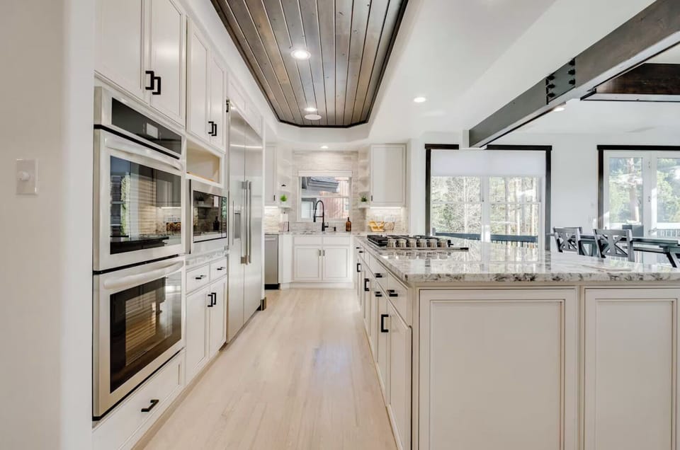 Gourmet Chef's Kitchen - Cook memorable meals in the fully stocked kitchen with premium appliances, or elevate your stay with a private chef dinner at Leika Haus.