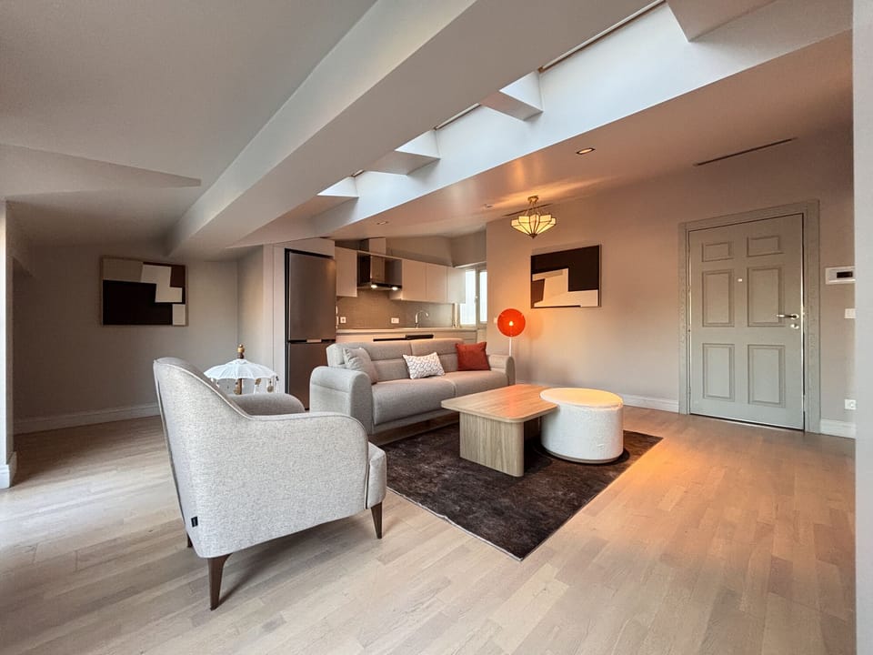 Open-plan living room and fully equipped kitchen