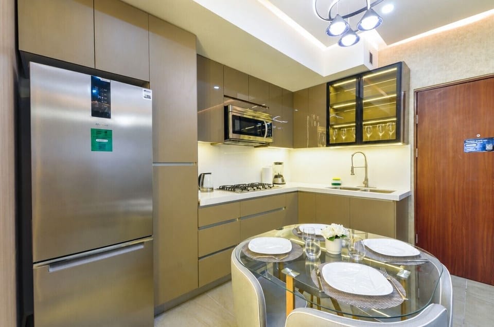 Cocina equipada con refrigerador, microondas, estufa y todos los utensilios necesarios para preparar tus comidas con facilidad.