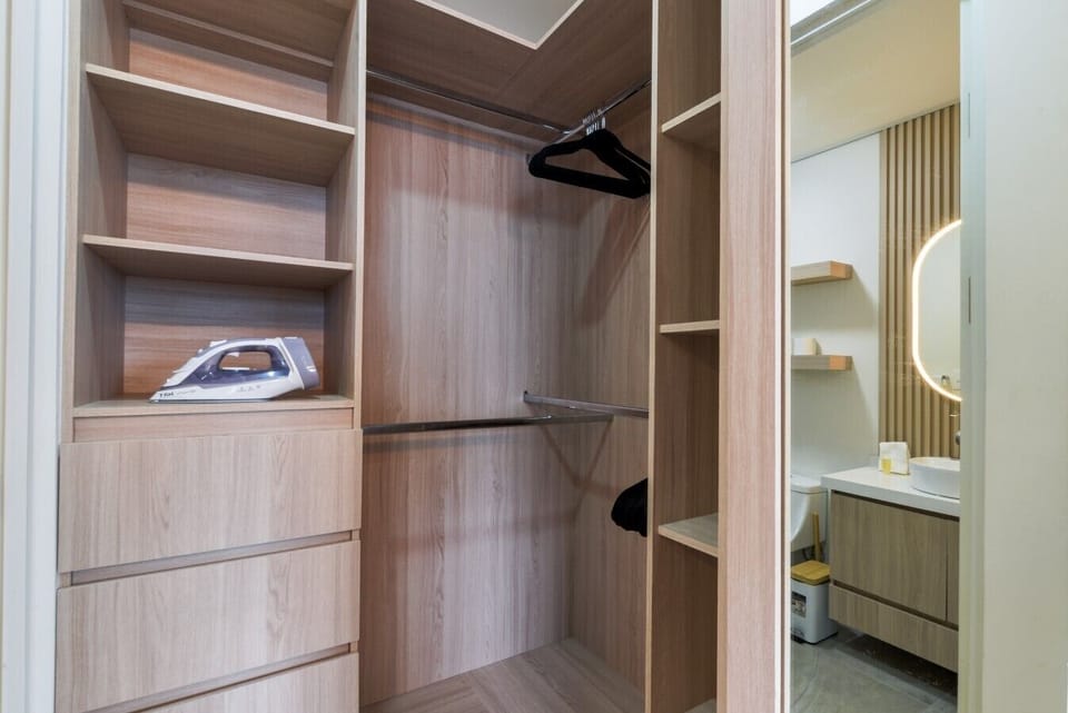 Recámara principal con cama Queen Size, Smart TV, área climatizada, clóset y baño privado. Tu espacio de descanso con toda la comodidad y privacidad que mereces.