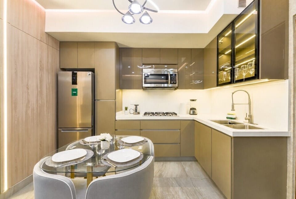 Cocina equipada con refrigerador, microondas, estufa y todos los utensilios necesarios para preparar tus comidas con facilidad.