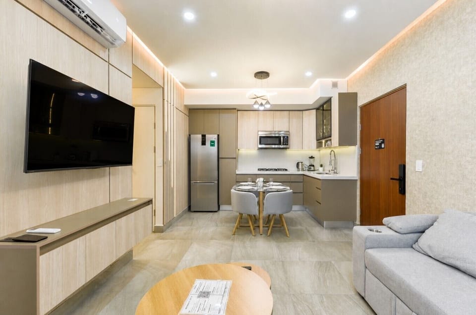 Sala principal con aire acondicionado, Smart TV, sofá cama y mueble de TV. Un espacio cómodo y fresco para relajarte y descansar.