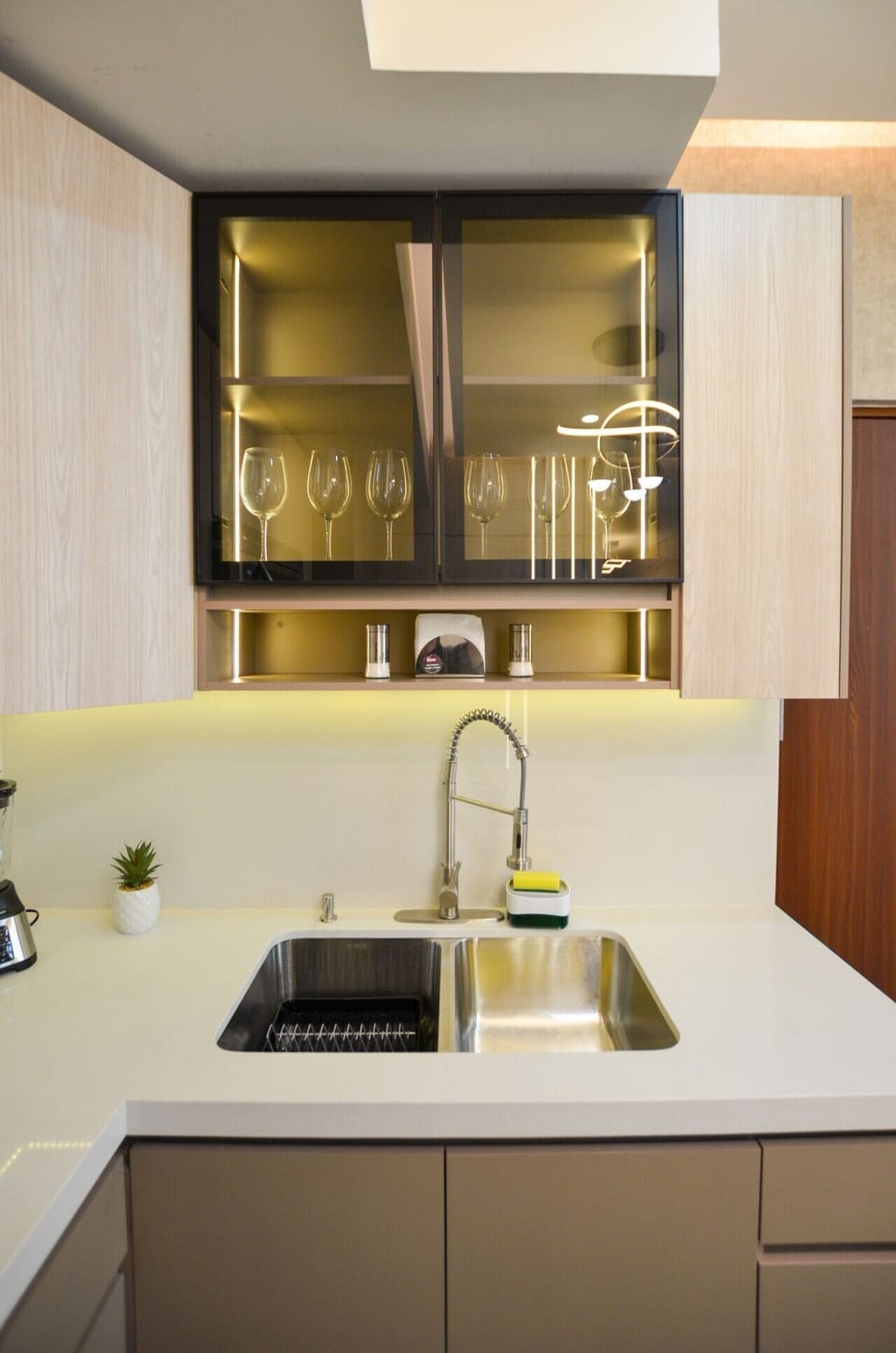 Sala principal con aire acondicionado, Smart TV, sofá cama y mueble de TV. Un espacio cómodo y fresco para relajarte y descansar.