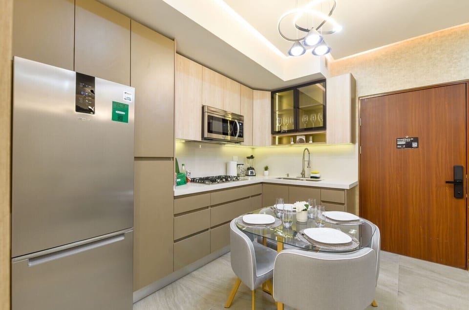 Cocina equipada con refrigerador, microondas, estufa y todos los utensilios necesarios para preparar tus comidas con facilidad.