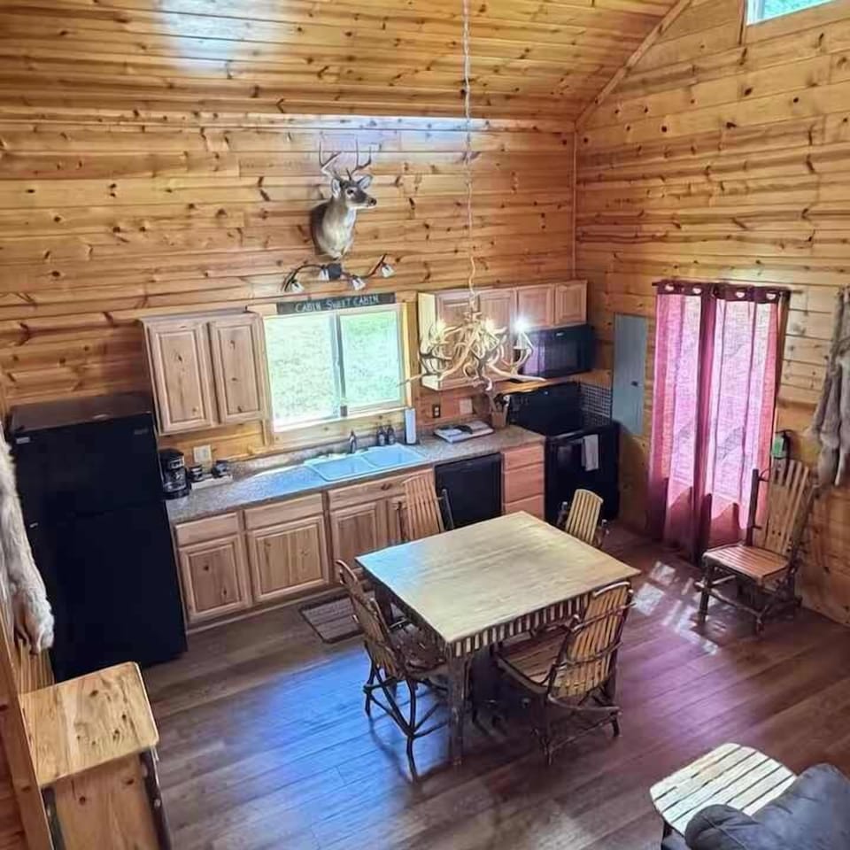 Kitchen & Dining: Rustic charm with modern appliances and inviting views for meal magic!