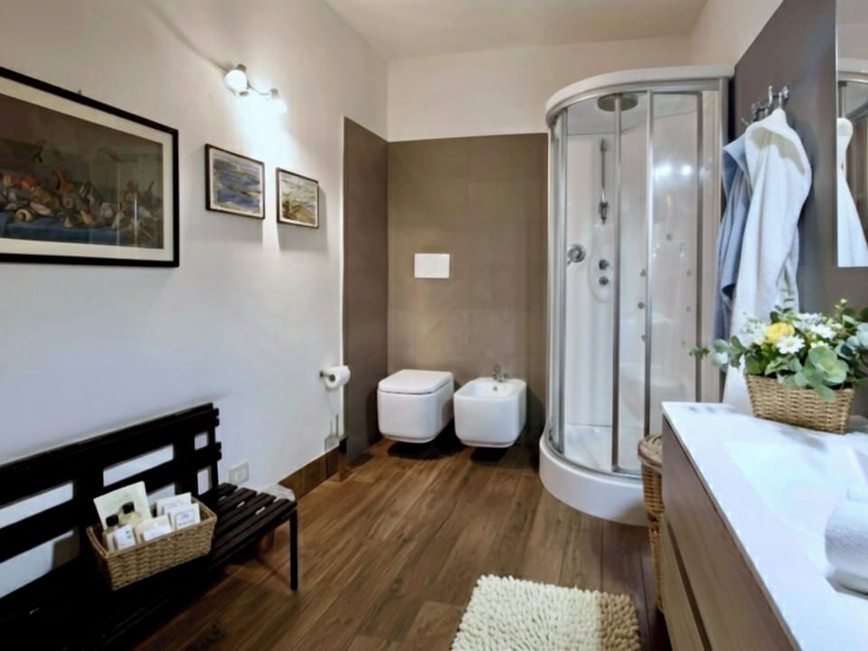 Comfort Triple Room | Bathroom | Shower, rainfall showerhead, free toiletries, hair dryer