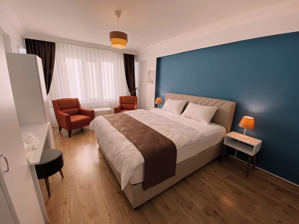 Studio Suite, 1 King Bed, Smoking | Desk, laptop workspace, WiFi (free)
