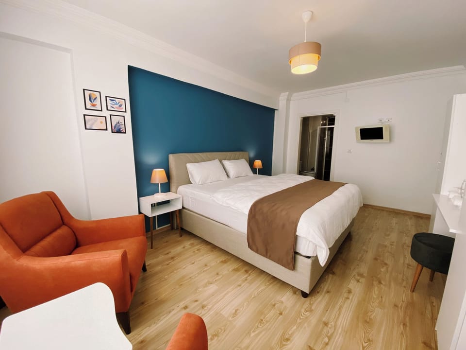 Studio Suite, 1 King Bed, Smoking | Desk, laptop workspace, WiFi (free)
