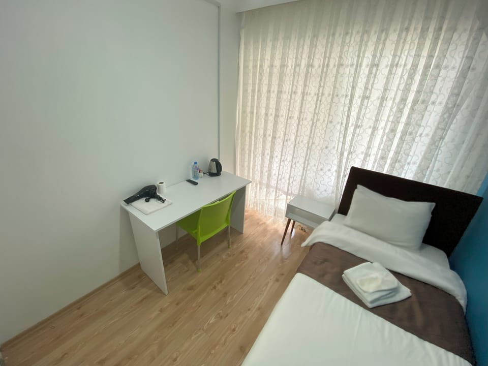 Economy Single Room | Desk, laptop workspace, WiFi (free)