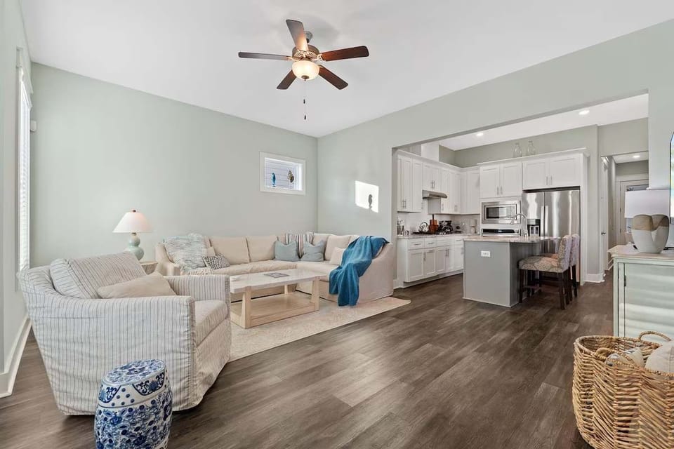 Beautiful Living Room with lots of space!