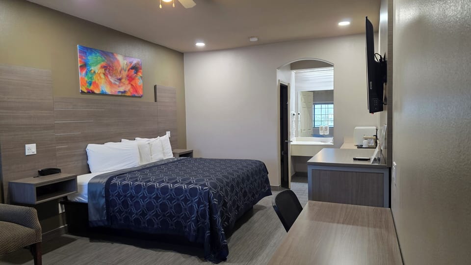 Standard Room, 1 King Bed, Non Smoking | 1 bedroom, blackout drapes, soundproofing