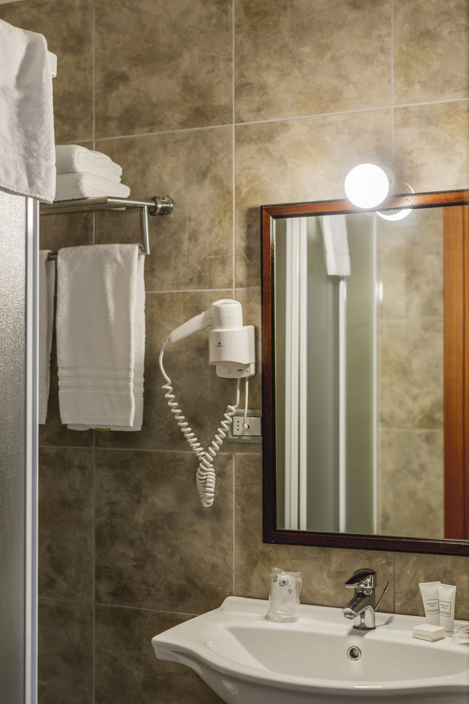 Superior Twin Room | Bathroom | Bathtub, free toiletries, hair dryer, bathrobes