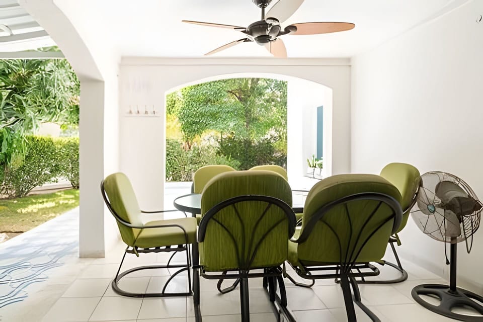 Dining area,Balcony / Terrace,Swimming pool