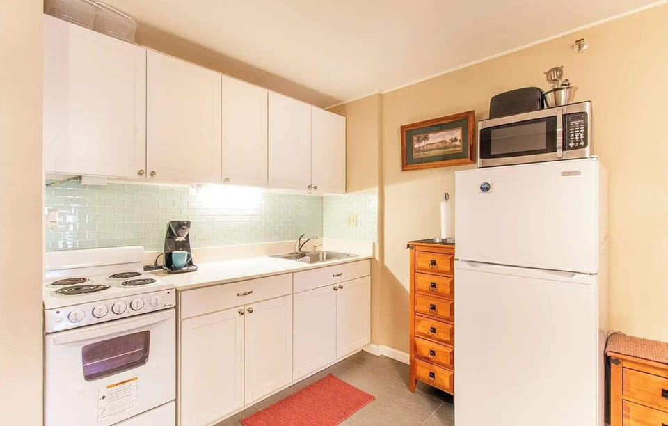 Full kitchen