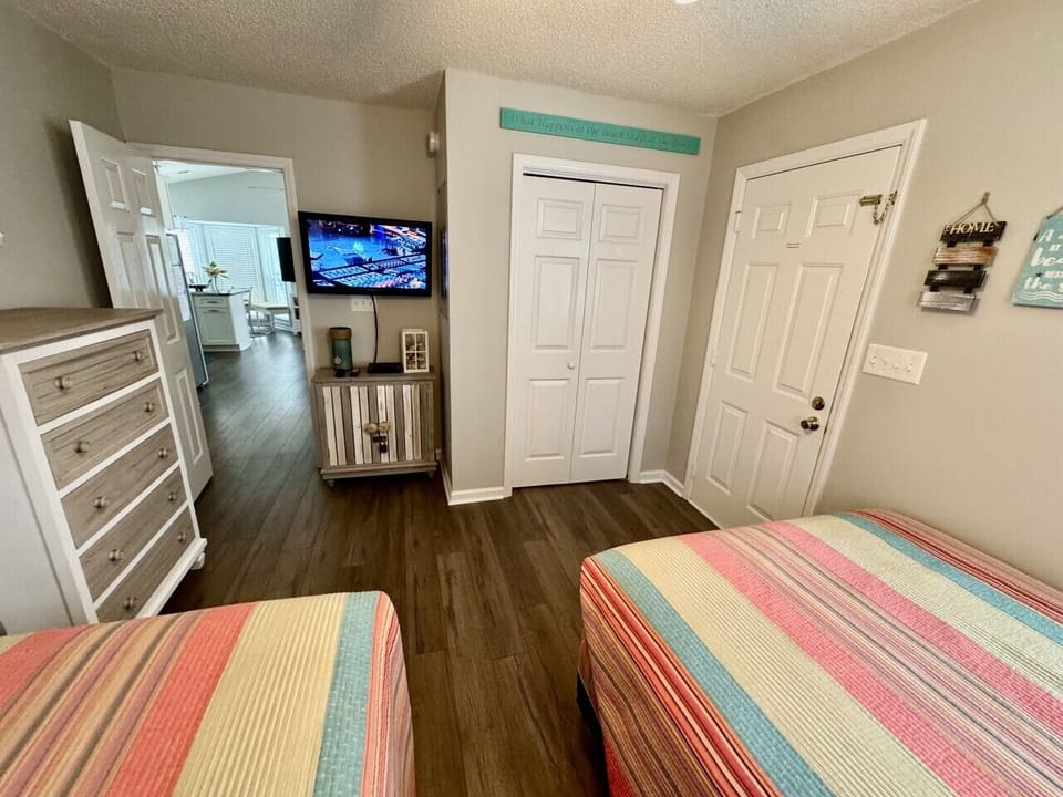 2-Full- beds-ocean-lakes-beach-house-rental
