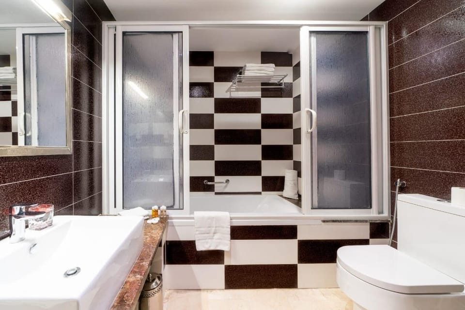 Deluxe Suite | Bathroom | Towels, soap, shampoo, toilet paper