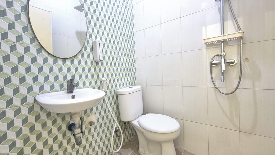 Towels, soap, shampoo, toilet paper