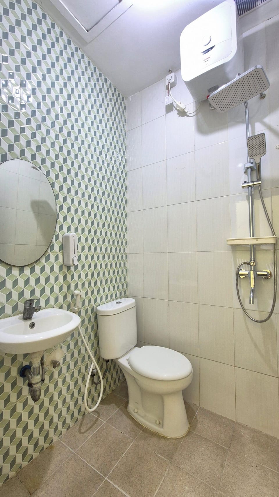 Towels, soap, shampoo, toilet paper