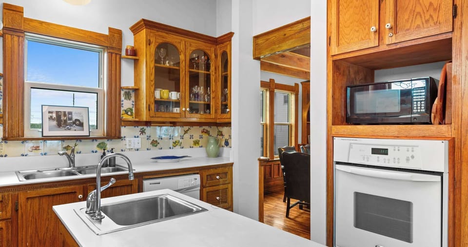 The elegant kitchen is well equipped for an unforgettable getaway​