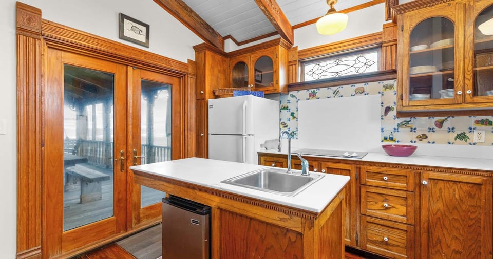 The elegant kitchen is well equipped for an unforgettable getaway​