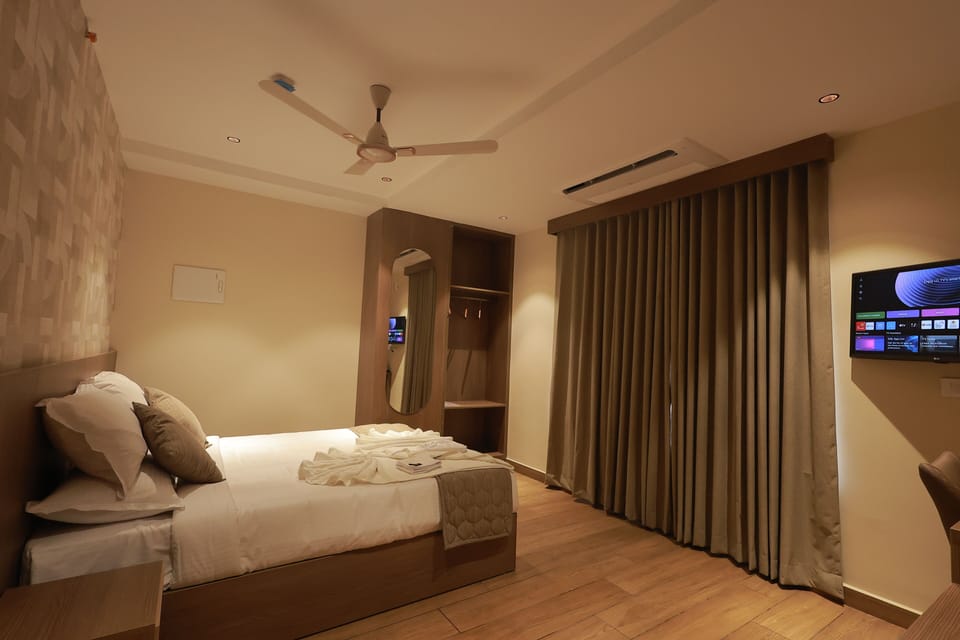 Deluxe Double Room, City View | Desk, WiFi (free)